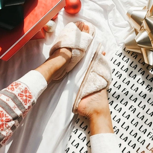 🚨LAST PAIR//BEIGE FUR SLIPPERS - Picture 9 of 11